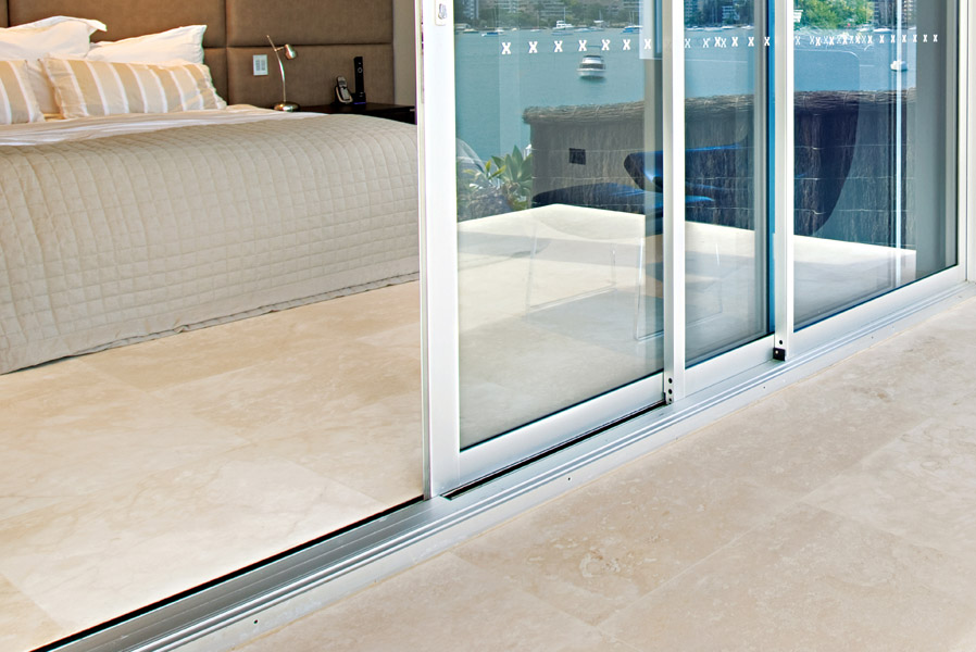 feature_15_gallery_three_colour