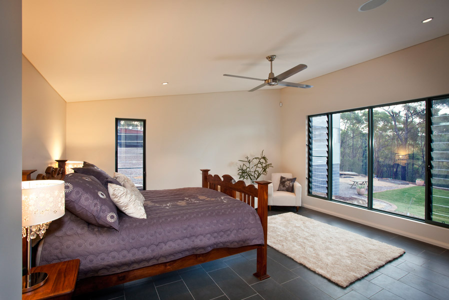 feature_17_gallery_three_colour