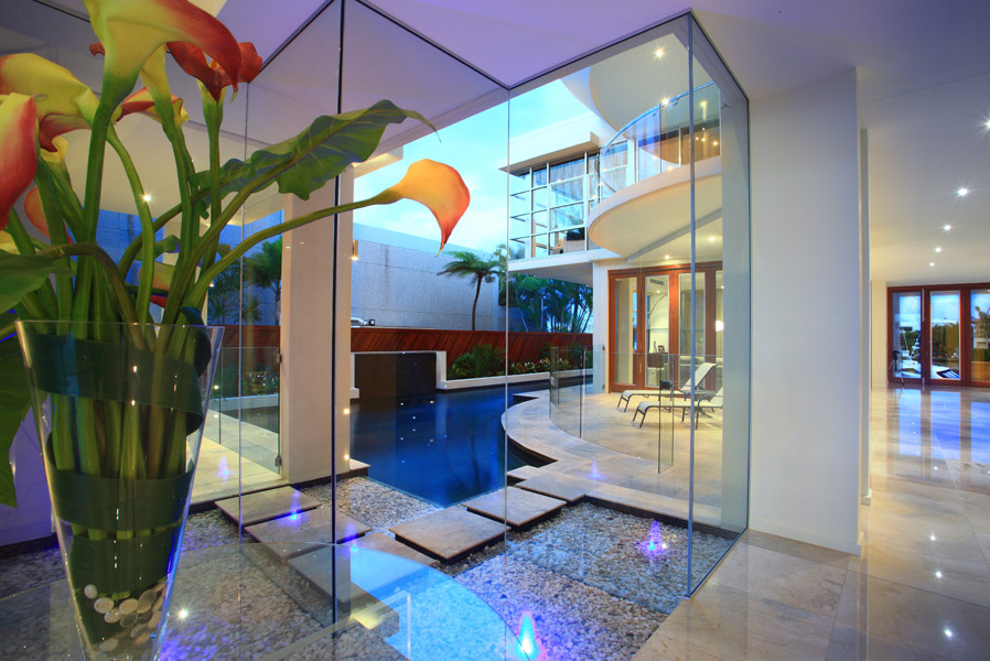 feature_21_gallery_three_colour