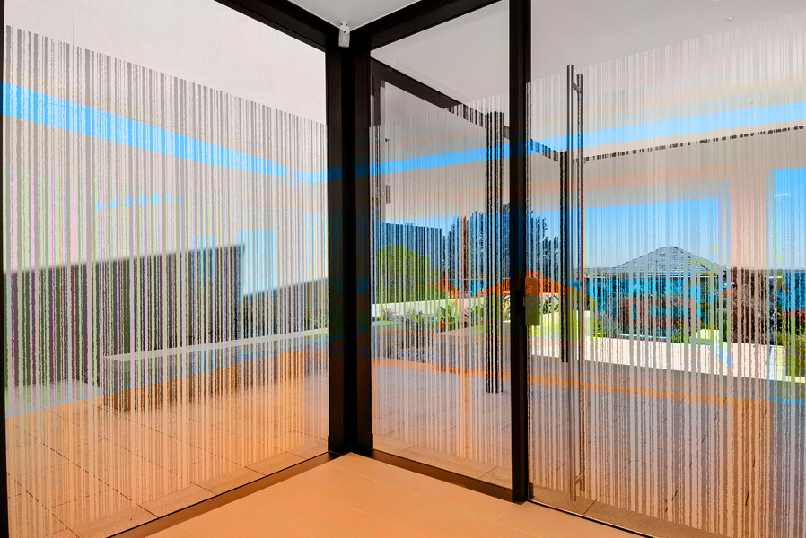 feature_38_gallery_three_colour