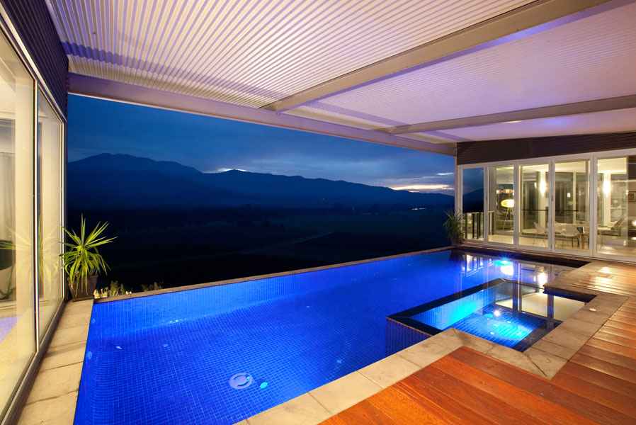 feature_47_gallery_three_colour