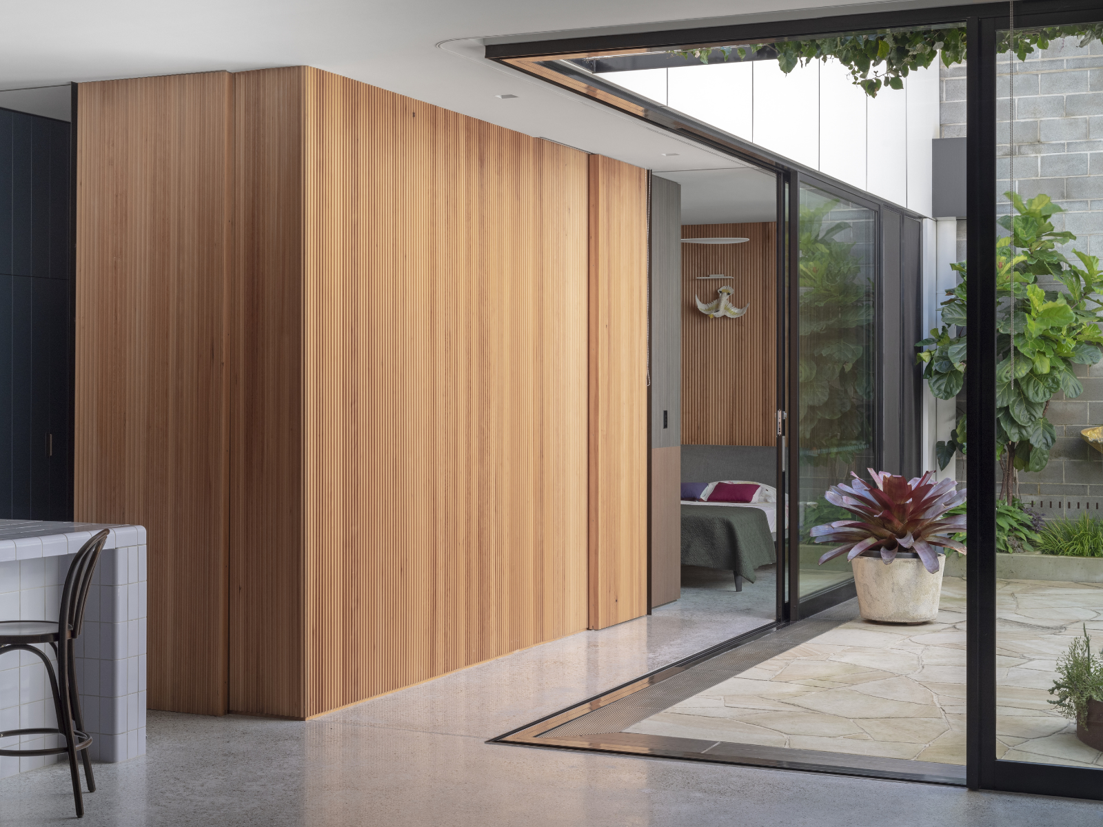 Feature208_Villa_Carmelina_704_Image4