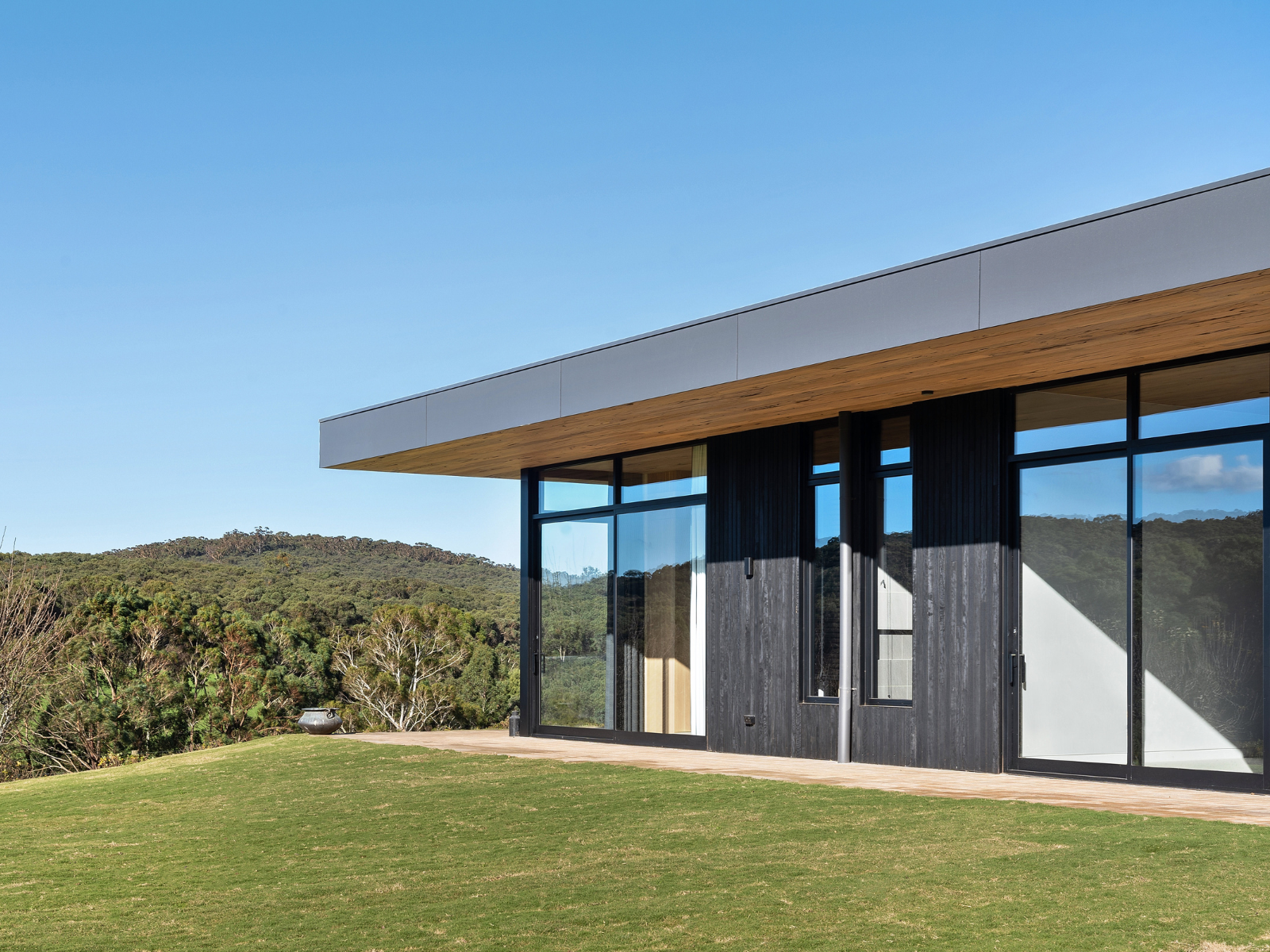 Feature225_Lodge_Farmhouse_Series424_Image1