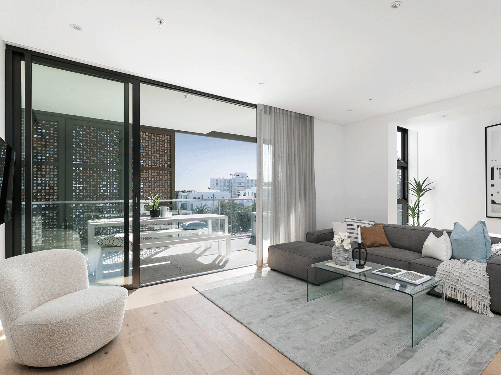 Feature_229_Orosi_Apartments_Series726_Gallery3